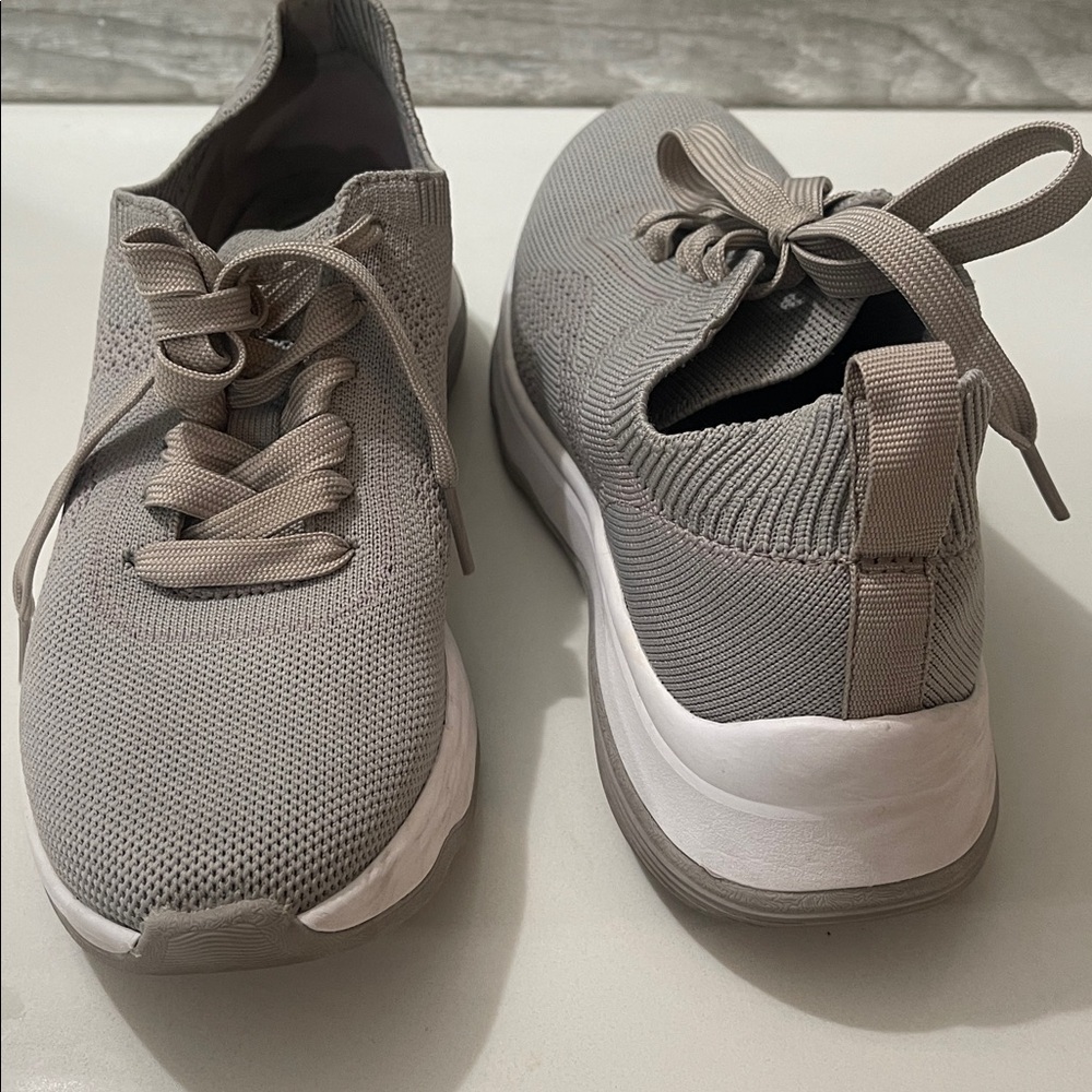 Clarks Cloudsteppers Lace-Up Sneaker size 7.5 gray white